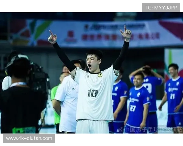 “K联赛颁奖典礼落幕，全北现代包揽最佳教练阵容波耶特获MVP”